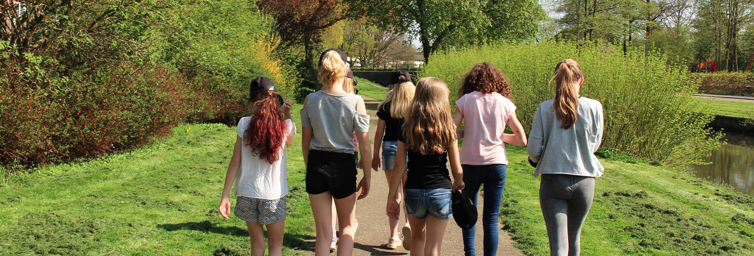 Een groep kinderen is tijdens een speurtocht kinderfeestje op zoek naar de volgende aanwijzing