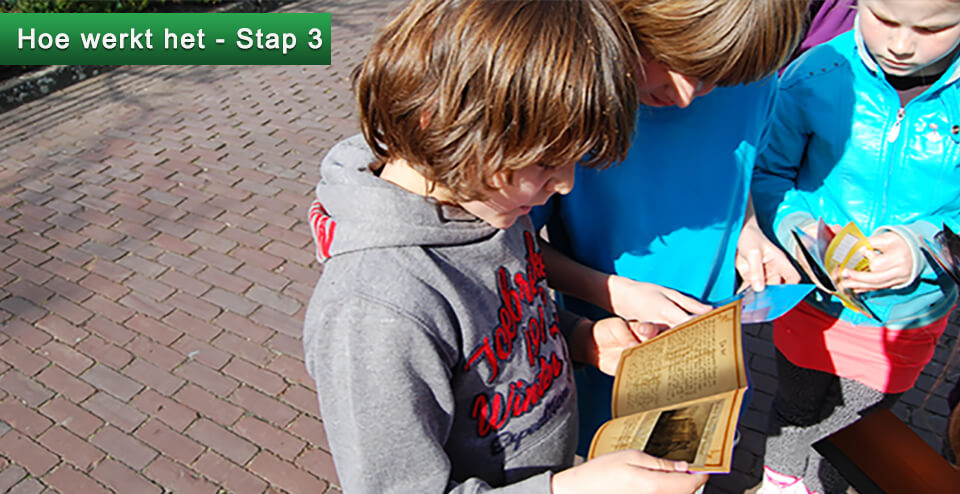 Kinderen kijken in het handboekje