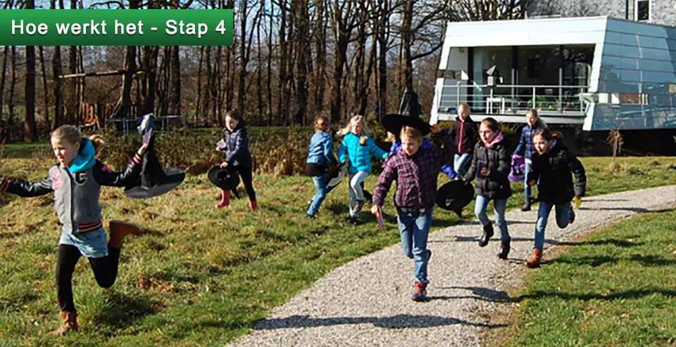 Kinderen rennen op zoek naar een opdracht van de speurtocht