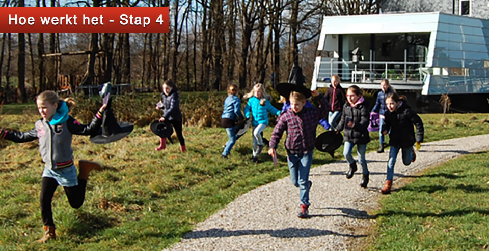 Kinderen rennen op zoek naar een opdracht voor de speurtocht