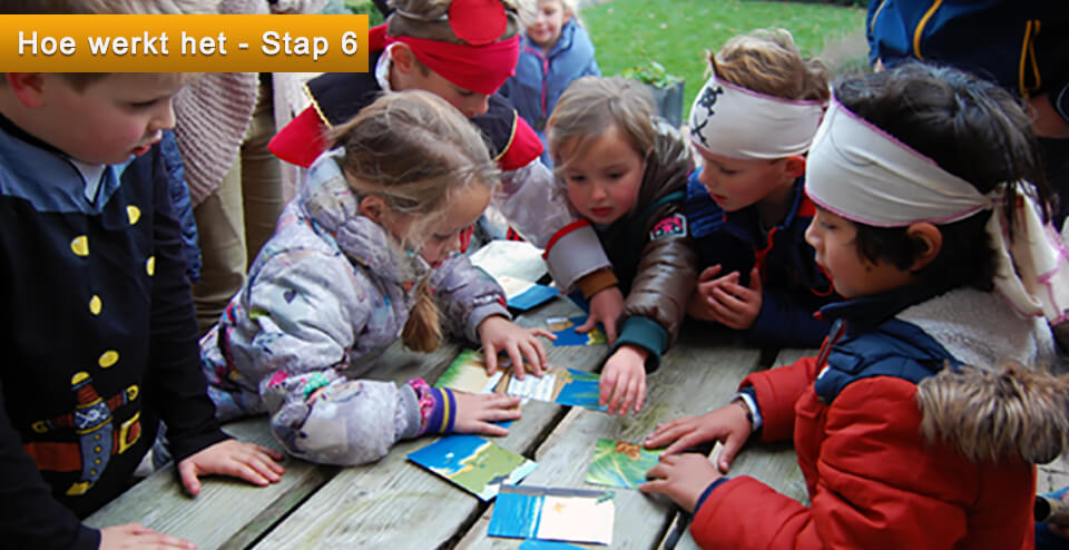 Kinderen maken samen de puzzel van de speurtocht